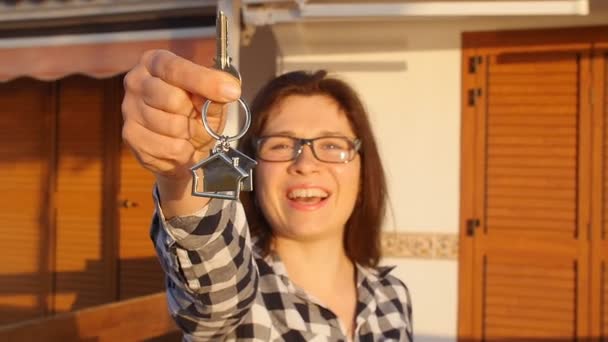 Mujer joven feliz con llaves de la nueva casa — Vídeos de Stock