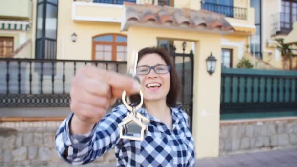 Gelukkig jonge vrouw met nieuwe huis sleutels — Stockvideo