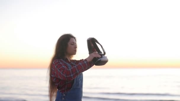 Young Woman uses a virtual reality glasses at sunset — Stock Video