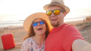 Mutlu çift telefon plajda bir selfie alarak seyahat