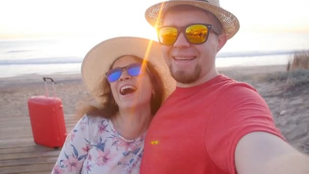Felice coppia di viaggio prendendo un selfie al telefono in spiaggia — Video Stock