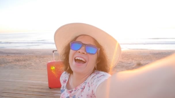 Junge Touristin macht Porträtfoto am Strand — Stockvideo