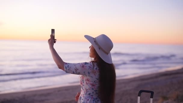 Młode kobiety Zdjęcia z jej smartphone na plaży — Wideo stockowe