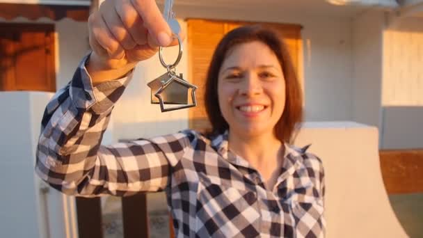 Kluczy od domu jej nowego domu szczęśliwy uśmiechający się kobietę. — Wideo stockowe