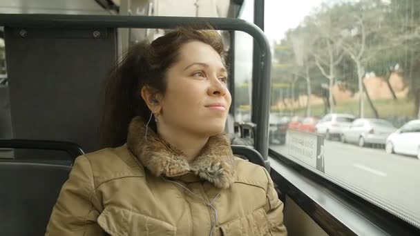Mujer joven mirando por la ventana del autobús — Vídeos de Stock