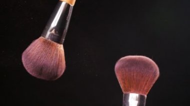 Toz patlama 2 güzellik fırçaları ile