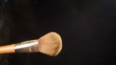 Sarı tozu patlama 2 güzellik fırçaları ile