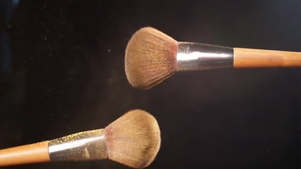 Explosión de polvo amarillo con 2 cepillos de belleza — Vídeo de stock