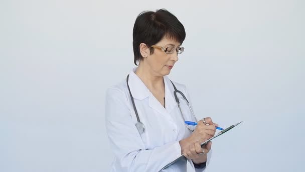 Sorrindo médico mulher sobre fundo branco — Vídeo de Stock