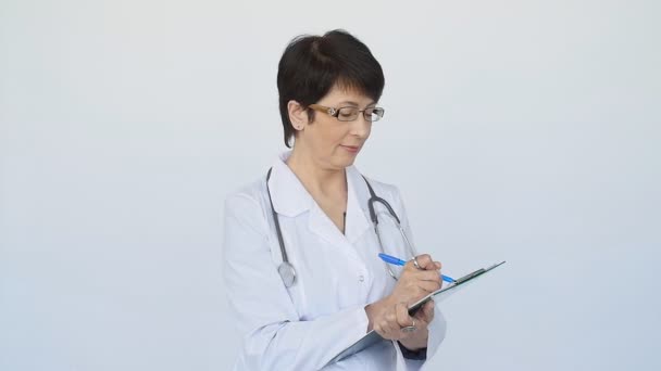 Mujer doctora sonriente sobre fondo blanco — Vídeos de Stock