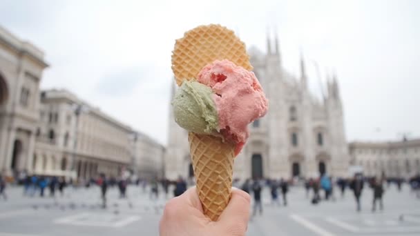 Ice cream in Piazza del Duomo Cathedral Square — Stock Video