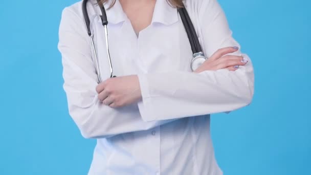 Улыбающаяся женщина-врач в белом халате со стетоскопом — стоковое видео