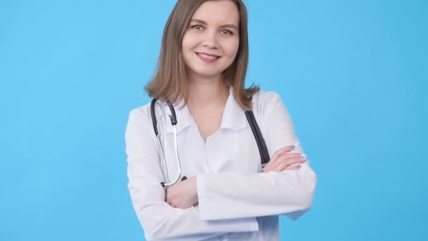 Doctora sonriente en bata blanca con estetoscopio — Vídeos de Stock
