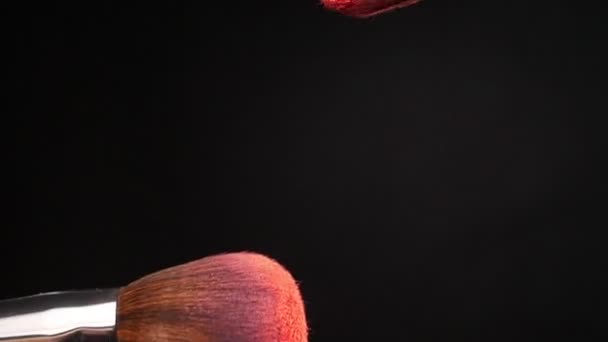 Explosão de pó rosa com 2 pincéis de beleza — Vídeo de Stock