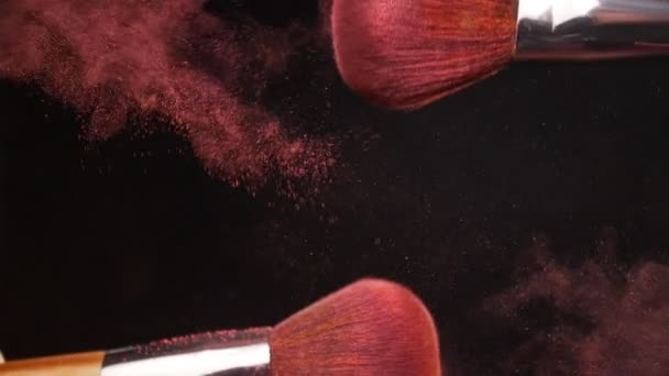 Make-up borste med rosa pulver på svart bakgrund — Stockvideo