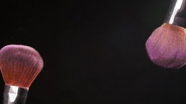 Pembe kozmetik tozu ile kozmetik fırça