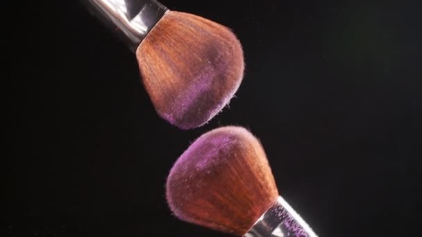 Brosse cosmétique avec poudre cosmétique rose — Video