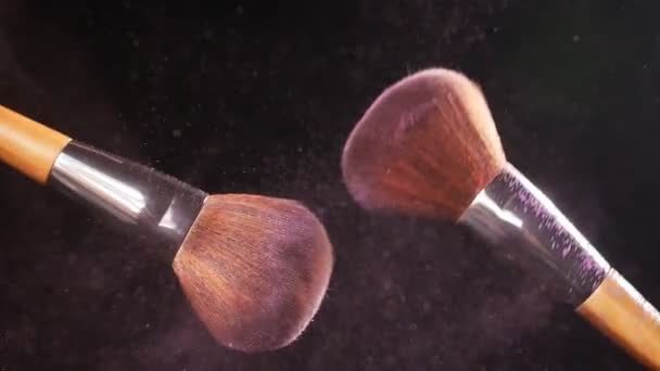 Brosse cosmétique avec poudre cosmétique rose — Video