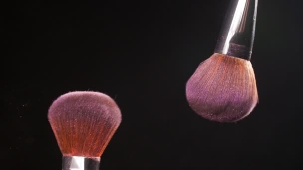 Cepillo cosmético con polvo cosmético rosa — Vídeo de stock