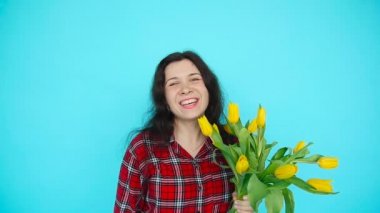 Çiçek Lale mavi bir arka plan üzerinde elinde olan kadın