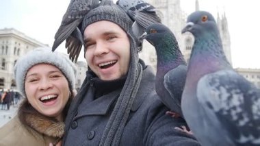 Mutlu turistler önünde Duomo Katedrali, Milan güvercinler ile kendi kendine portre çekici