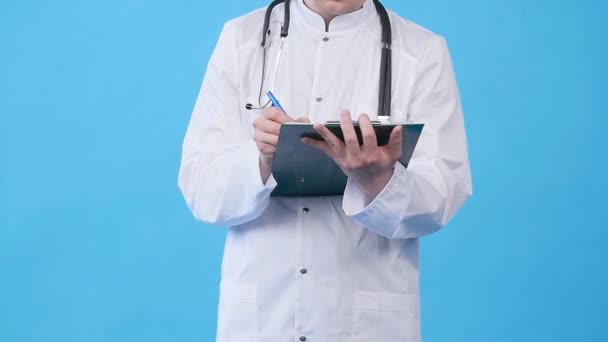 Muž Doktor stojící se složkou na modrém pozadí — Stock video