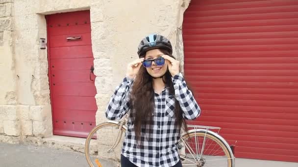 Mujer feliz ciclista en el centro del casco antiguo — Vídeos de Stock