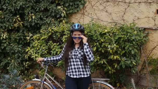 Счастливая женщина-велосипедистка в центре старого города — стоковое видео