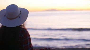 Sunny beach bavula olan kadın