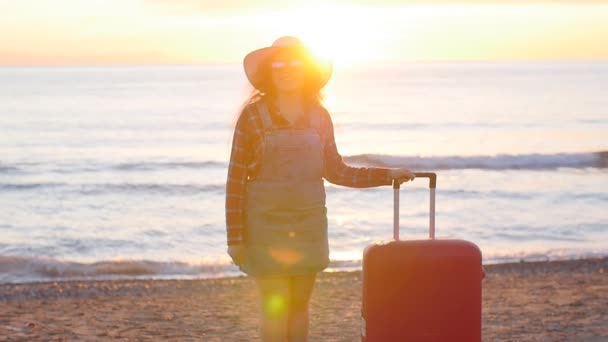 Glückliche junge Frau am Strand bei Sonnenuntergang — Stockvideo