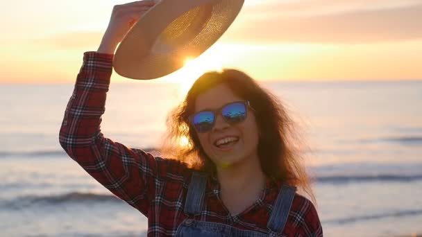 Glückliche junge Frau am Strand bei Sonnenuntergang — Stockvideo