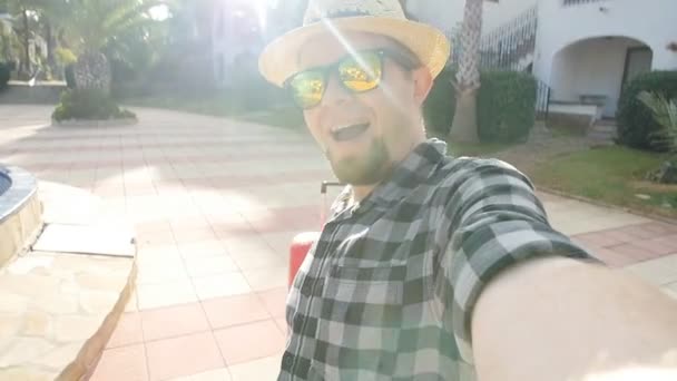 Счастливый мужчина делает селфи на улице — стоковое видео