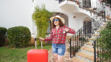 Onun otel Süiti girmek üzere genç kadındır