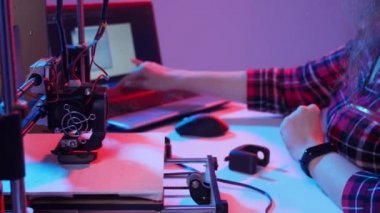 Katkı teknolojisi ve 3D baskı konsepti. 3D Yazıcı Kullanan Kadın Mimarı