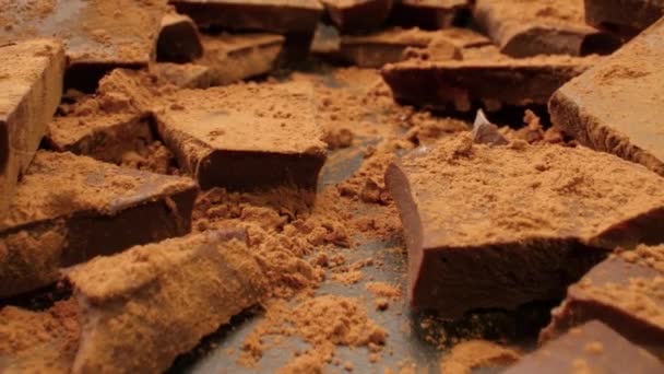 Sobremesa e conceito de comida. pilha de chocolate escuro, macro — Vídeo de Stock