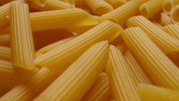 Nationellt kökskoncept. Närbild av okokt italiensk pasta — Stockvideo