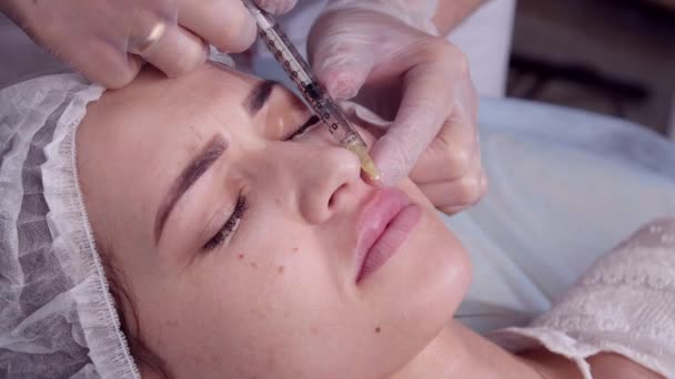 Conceito anti envelhecimento. Mulher jovem recebendo injeções faciais na clínica de beleza — Vídeo de Stock