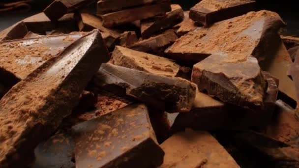 Sobremesa e conceito de comida. pilha de chocolate escuro, macro — Vídeo de Stock