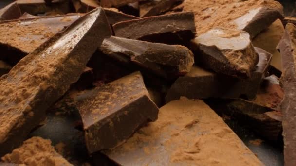 Pedaços de chocolate polvilhado com cacau — Vídeo de Stock