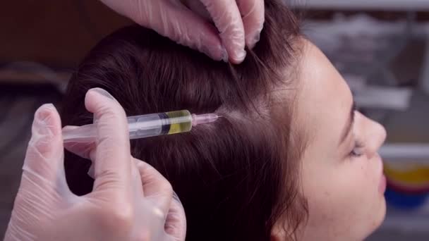Beautician and the patient in the clinic of aesthetic medicine. Head injections — Stock Video