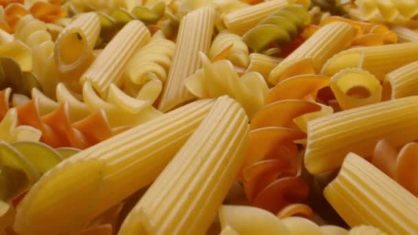Koncepcja kuchni narodowej. Wiele różnych surowych włoskich makaronów — Wideo stockowe