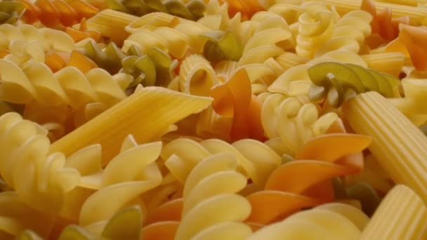 Concepto de cocina nacional. Primer plano de la pasta italiana sin cocer — Vídeos de Stock