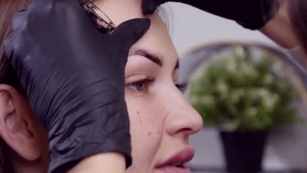 Beauty Services Concept. Jeune femme effectue des soins des sourcils — Video