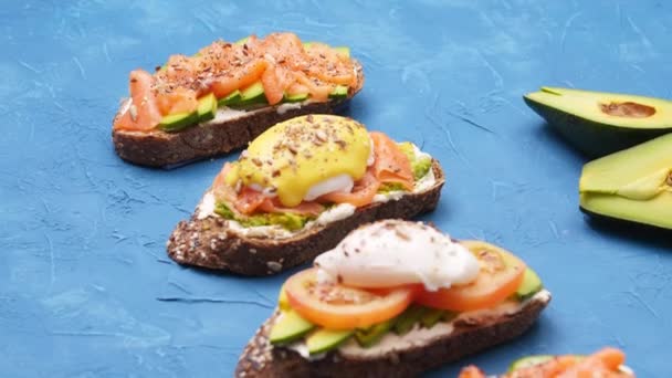 Reggeli és snack koncepció. Bruschettas a kék asztalon — Stock videók