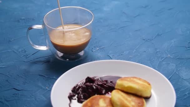 Färskost pannkakor. Rysk sirap med tranbärssylt. Ostkakor och kaffe — Stockvideo