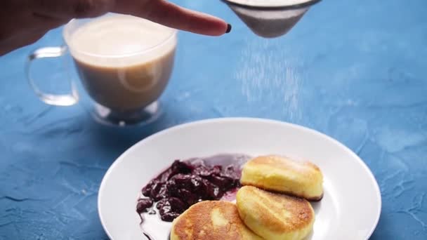 Panquecas de queijo cottage. syrniki russo com engarrafamento de oxicoco. Bolos de queijo e café — Vídeo de Stock