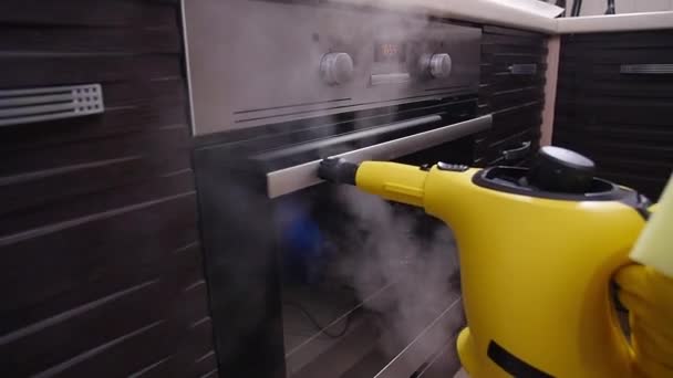 Concept de nettoyage de maison. Homme nettoyage cuisine avec nettoyeur à vapeur — Video