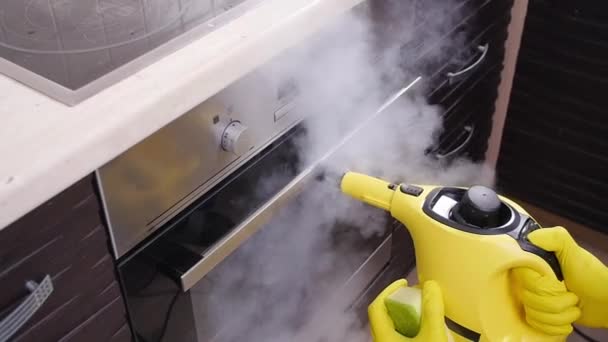 Concetto di pulizia casa. Uomo pulizia cucina con pulitore a vapore — Video Stock