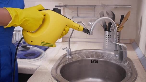 Έννοια καθαρισμού σπιτιού. Καθαρισμός κουζίνας με ατμοκαθαριστή — Αρχείο Βίντεο