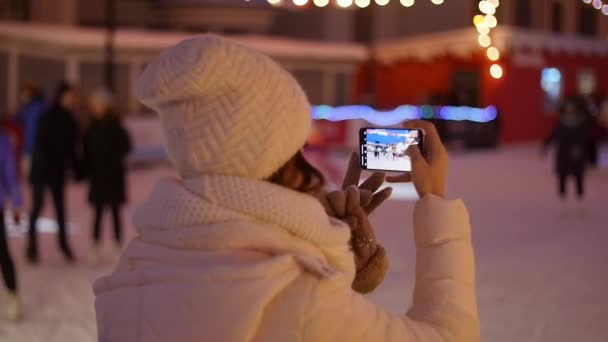 Happy Woman Fotografowanie europejskiej sceny świątecznego targu na smartfonie — Wideo stockowe